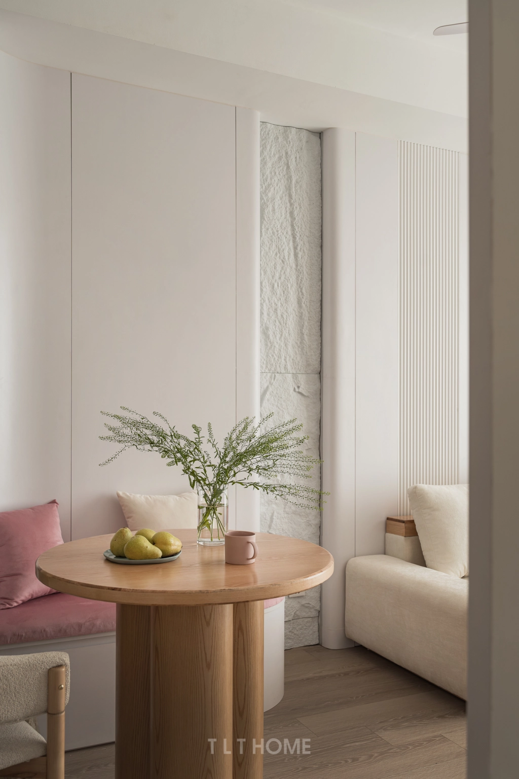 Căn hộ 55m2 Pink on White